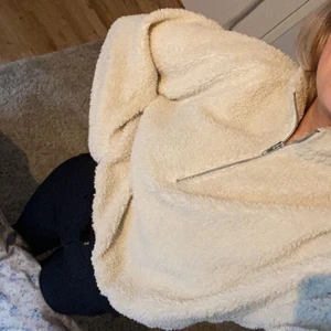 Mysig tröja - Em vit jättemysig tröja som inte kommer till användning, köpt på ginatricot och är i storlek M, frakt tillkommer🤍🤍