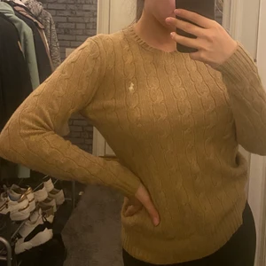 Ralph Lauren Tröja - Kabelstickad tröja från Ralph Lauren andvänd 1 gång