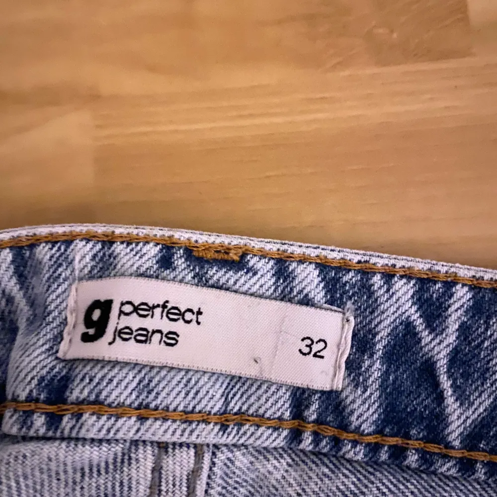 Ett par ljusblåa jeans från Gina Tricot med storleken 32. Säljer den pågrund av att den är för stor i midjan för mig, har använt några få gånger så den har inga fläckar (första bilden är lånad). Jeans & Byxor.