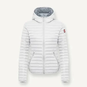 Colmar jacka - En colmar jacka som passar perfekt nu till ”senvintern” och våren samt sena lite kyligare sommarkvällar. Den är i super skick. Nypriset är 3200 och jag säljer för ett bra pris, inte under 800kr. Storlek 14 år men passar mig som är en xs-s❤️🐝BYTER GÄRNA