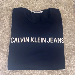 T-shirt Calvin Klein  - En fin T-shirt från Calvin Klein, använd ca 2-3 ggr, frakt står köparen för på 48kr!💕