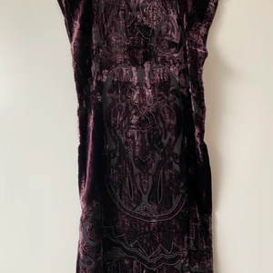 Snygg klänning från Urban Outfitters - Snygg remake klänning köpt på Urban Outfitters. Troligen en gammal sjal som är omgjord till klänning. Delvis genomskinlig. Storlek uppskattningsvis XS. 100% silke. Aldrig använd och i toppskick!