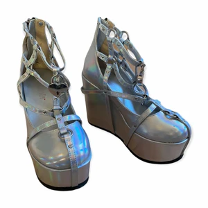 Demonias  - Ett par fina demonia klackskor i holo. I fint skick. För fler bilder kontakta mig! Nya säljs för 1000 kr. Jag fraktar spårbart med PostNord. Köp nu 💯