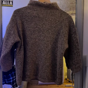 stickad tröja  - säljer denna fina stickade tröja som bara är använd 3 gånger, säljer då jag tycker den e för liten för mig. Storlek M men mer som en XS-S, köpt för 600kr ☺️