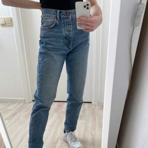 Jeans från bikbok, bra skick men säljer för att de är stora i midjan💖  kan även skicka mått 