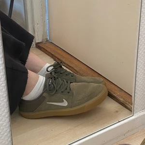Nike SB skor i storlek 40  - Olivgröna Nike SB skor med bruna sulor i storlek 40 (25 cm). Har använt två-tre gånger, utmärkt skick. Köpte för typ 500 kr. 