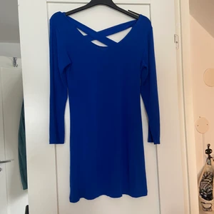 Blå klänning  - Säljer denna för att jag aldrig har använt den. Den är jättefin men jag passar inte i den så jag väljer att sälja den. Vet inte vad jag köpte den för men köpte den i Thailand. Mitt pris är 50kr. Köparen står för frakt❤️