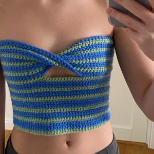 Virkad topp  - Egenvirkad topp som är justerbar med snörning ibak. ❤️ Jag skulle säga att den passar en storlek 32-34 och A-kupa. Tvättas för hand i 40 grader. Skriv privat vid köp.                             Jag tar även beställningar i samma storlek.💕💕