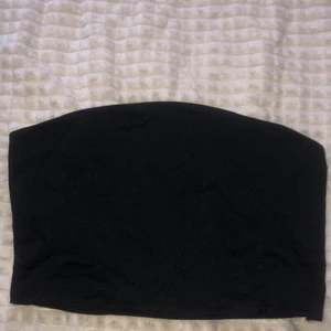 Svart tubtopp stradivarius  - Nytt skick. Använd ett fåtal gånger hemma aldrig ute. Storlek  L