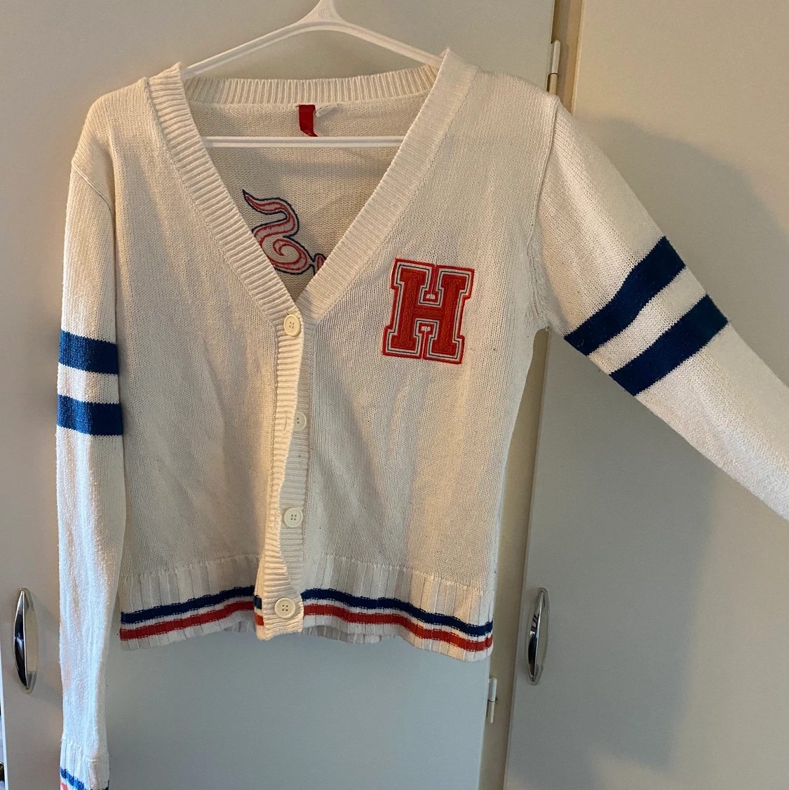 Stickad kofta med knappar - 90