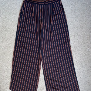 Kostymbyxor  - -Kortare kostymbyxor från Monki, st 38, 100kr