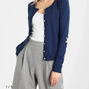 SÖT KOFTA - säljer nu denna söta kofta då den aldrig riktigt kom till användning. Köpt ifrån zalando, nypris: 399kr!!!❤️❤️ perfekt kofta nu till våren😍 (skriv gärna privat för fler bilder)