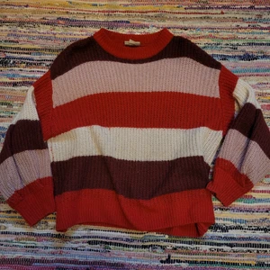 Stickad tröja - Jättefin randig stickad tröja från Monki som jag har haft i flera år men som nu sällan används längre och behöver plats i garderoben. Använt men gott skick, inga skavanker. Den är väldigt mysig och sitter löst på kroppen. Skulle passa för flera storlekar ❤