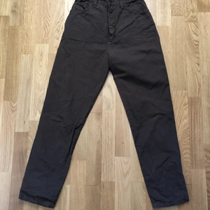 Bruna högmidjade byxor - Ett par bruna hög midjade straight fit byxor. Köpta på Humana i Stockholm. Står ingen storlek men skulle säga att det är en 34