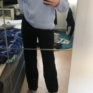 Jeans - Knappt använda, hög midjade raka/ wide jeans från madlady