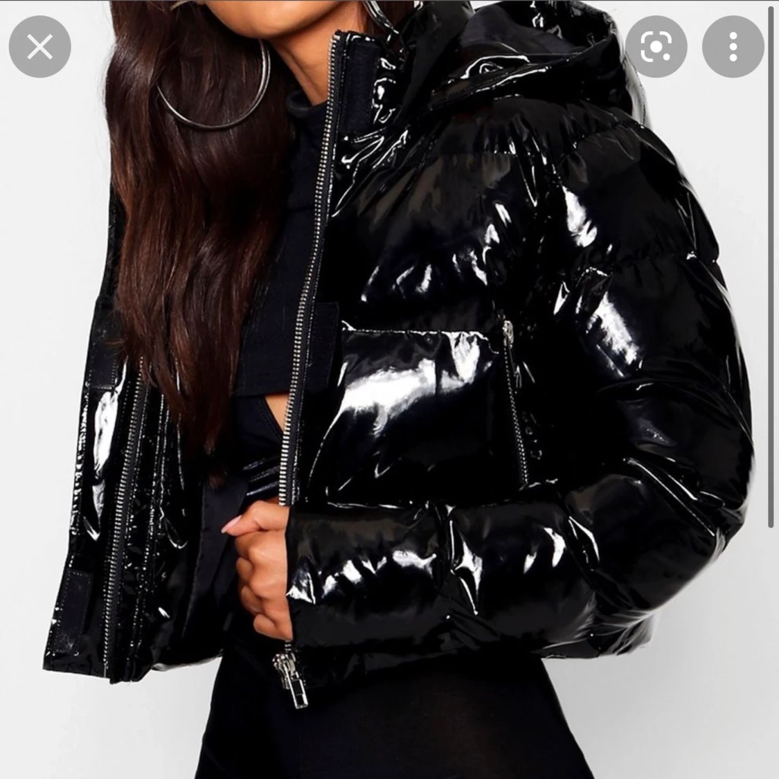 Glansig midjekort jacka. Storlek 34  - 91