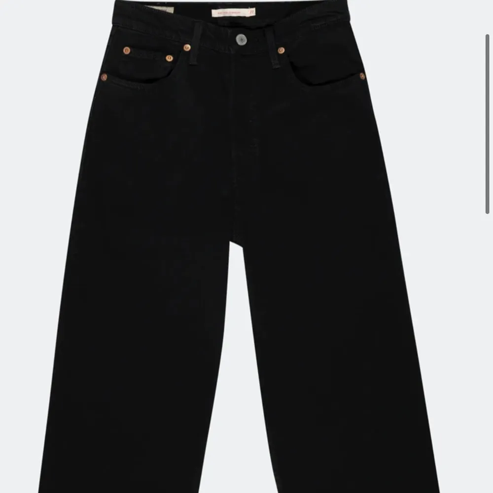 Säljer mina fina svarta Levis jeans som tyvärr blivit för små:( storlek 27 och väldigt fin kvalitet då de är Levis! Nypris 1399kr. Jeans & Byxor.