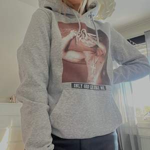 2 Pac hoodie som det står ”Only god can judge me” på. Använd 1 gång och köpt för 2 år sedan. Köparen står för frakten💜