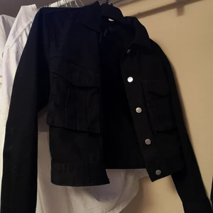 Svart jeansjacka  - Säljer denna fina jeans jacka som är perfekt nu till våren. Den är köpt förra året och finns inte kvar på H&M längre. Den är i bra skick och är lätt att matchar till allt. 