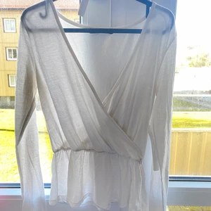 Vit vårtröja - Jättesöt vit vårtröja från bik bok. Den är lite genomskinlig:)