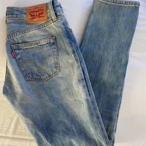 Levis 501 - Lågmidjade Levis 501 köpta på plick. Säljer då de tyvärr var för små för mig. Fint skick! W25 L32. Köparen står för frakten💕