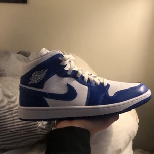 Jordan 1 mid KENTUCKY - Säljer mina super snygga Jordan 1’s kentucky då de knappast har kommit till någon användning. Super fräscha och endast använda 2 gånger. Köpta ifrån kicks n stuff i Sverige