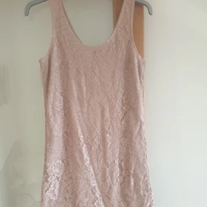 Rosa spetsklänning  - Söt klänning i rosa spets. Använd flera gånger men i bra skick.😁 köparen står för frakten. 