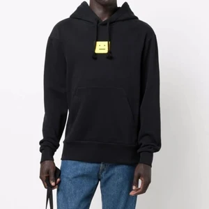 Acne hoodie - Äkta acne studios hoodie, nypris 3000kr, använd ett fåtal gånger så i nyskick. Unisex, liten i storleken så passar mellan M-XS