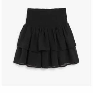 Kjol - Säljer min kjol då den inte kommer till användning! Storlek M men skulle säga att den passar både S och L för att den är väldigt stretchig