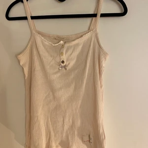 Odd Molly linne  - Säljer detta oanvända linne ifrån Odd Molly då det aldrig kommit till användning. Linnet passar storlek XS/S. Säljer för 120kr + frakt💓💓