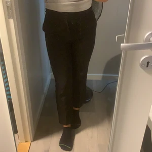 Kostymbyxor från ginatricot storlek 36  - Ett par kostymbyxor från Gina tricot, säljer de då de är lite små. Är 170cm lång. Några få sömmar som släppt vid hylsorna men annars som nya!!💕