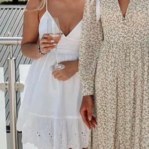 Klänning Zara - Supersöt vit klänning från Zara led detaljer. Endast använd en gång! Köparen står för eventuell frakt💕