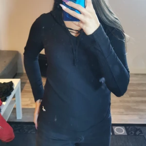 Hollister hoodie  - Hoodie utan fickor men med snörning 