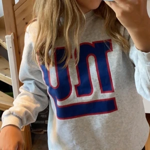 Grå sweatshirt  - Superfin oversized crewneck! Säljer för 100+ frakt!💗