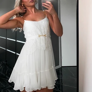 Ida Sjöstedt klänning - Finaste klänningen från Ida Sjöstedt. Såklart äkta💞 Säljer för 600kr inklusive frakt! Nypris över 1500kr. Passar mig som har 36, passar även en 34🥰 Skriv DM vid frågor/intresse💗💗 