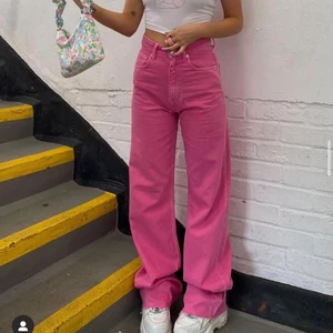 full length rosa jeans - säljer pga ingen användning! As balla, för långa på mig som e 170 men raw cut så går att klippa där man vill ha de!  😇 bud från 220 eller köp direkt för 350+frakt BUD: 250+frakt