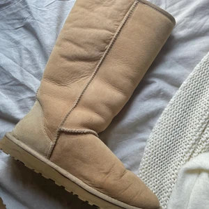 Uggs - Säljer ett par äkta uggs i beige💞 Andvända en vinter men fortfarande i fint skick. Mycket varma och bekväma och höga. pris går att diskuteras!!