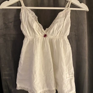 Odd Molly  - Jätte gulligt linne ifrån odd Molly, fint skick i strl 0/xs, buda i kommentarerna- höj med 10kr! Högsta bud(privat)- 200kr, fortsätt ifrån de