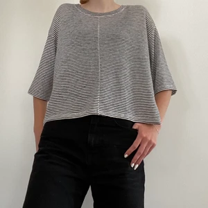Randig t-shirt från H&M - Svart och vitrandig tröja från H&M. Ganska oversize, och sparsamt använd. Tveka inte att kontakta mig vid frågor!
