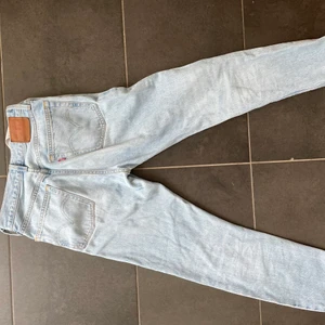 Levis 501 ljusblå - Säljer mina Levis som tyvärr är förstora för mig. De är använda ca 5 gånger och är inköpta för ett år sedan för 1100kr i Levis butik. ❤️❤️