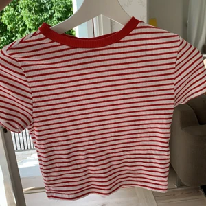 Randig babytee - Röd och vit randig babytee i ribbat material, köpare betalar frakt📦💗⭐️