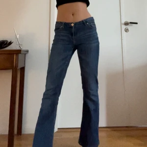 Mid/low-waist bootcut jeans  - Mid/low-waist bootcut jeans från Lindex i stretchigt material, perfekta om man vill ha bekväma jeans! De är lagom längd på mig, ca 165 cm. Kolla in min profil för liknande byxor i andra storlekar! 