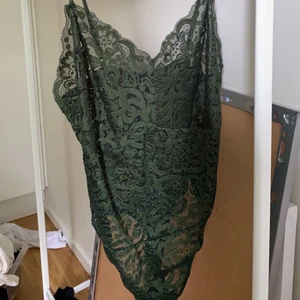 Spets Body  - Säljer nu min super snygga mörkgröna spets body ifrån Boohoo i strl L. Skulle även säga att den passar M-XL beroende på hur tight man vill den ska sitta💗