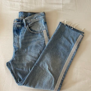 Levis 501 crop 28x26 - Levis 501 crop i storlek 28x26. 100% bomull . Rak modell som är ankelkort. Hög midja 