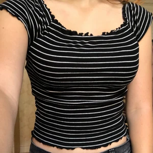 Söt topp - Jättefin ribbad topp från Gina. Funkar som både med eller utan off-shoulder. Säljer då den inte längre kommer till användning <3