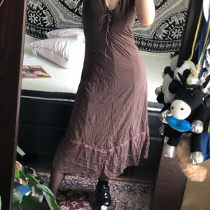 Långklänning  - Superduperfin långklänning med lite witchy vibes 🤩🔮🧚‍♀️💕 Storlek S men stretchigt material, fler bilder kan skickas på begäran. OBS!! Den har ett litet, litet hål (fimpmärke😳) som knappt är synligt och lätt att sy igen, fler bilder skickas på begäran! Köpare står för frakt men kan mötas i Gbg 🥰