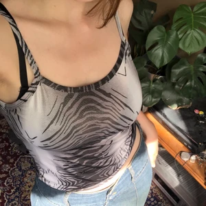 Y2K topp - Söt y2k med zebra mönster. Den är stretchig i materialet så den sitter bra, och längden är perfekt (enligt mig!❤️) Kan mötas i Göteborg annars står köparen för frakt! 