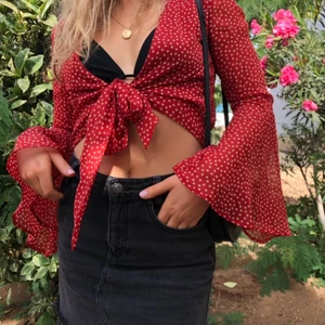 Svart Jeanskjol - Svart jeanskjol från Urban Outfitters. Använd fåtal gånger. Perfekt skick