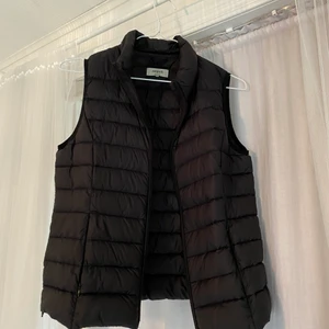 Dunväst  - Säljer denna dunväst i storlek 34. Passar superbra till hösten.🤎 köpt för 449kr och säljer nu för 150 + frakt eller högre bud 