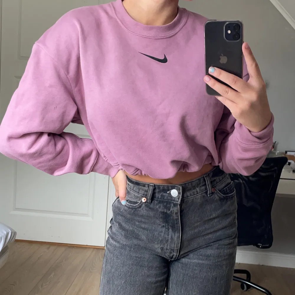 säljer denna unika och supersnygga tröja från nike i en superhärlig vintage lila 💜 . Hoodies.